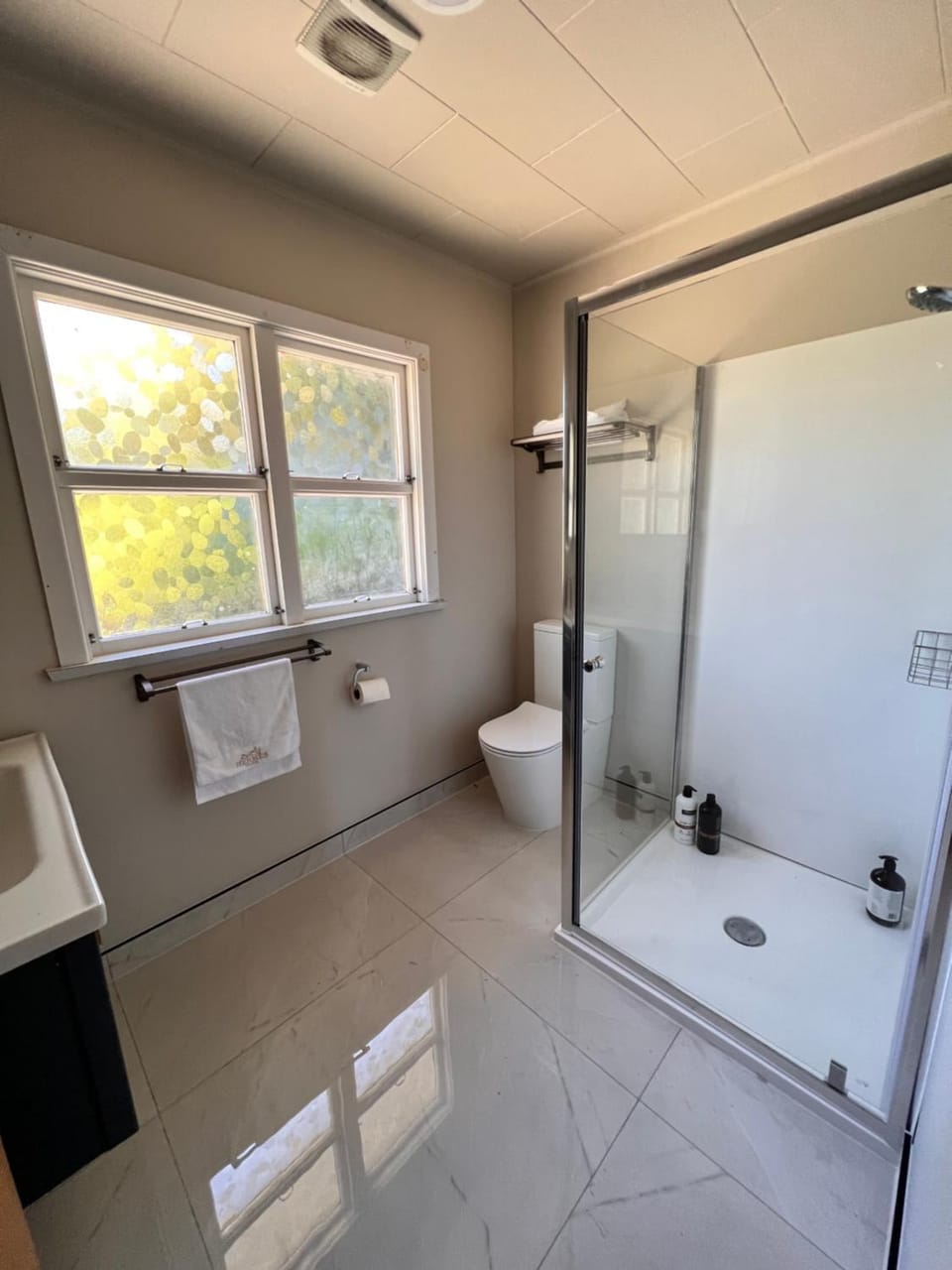Shower, Toilet, Bathroom, towels