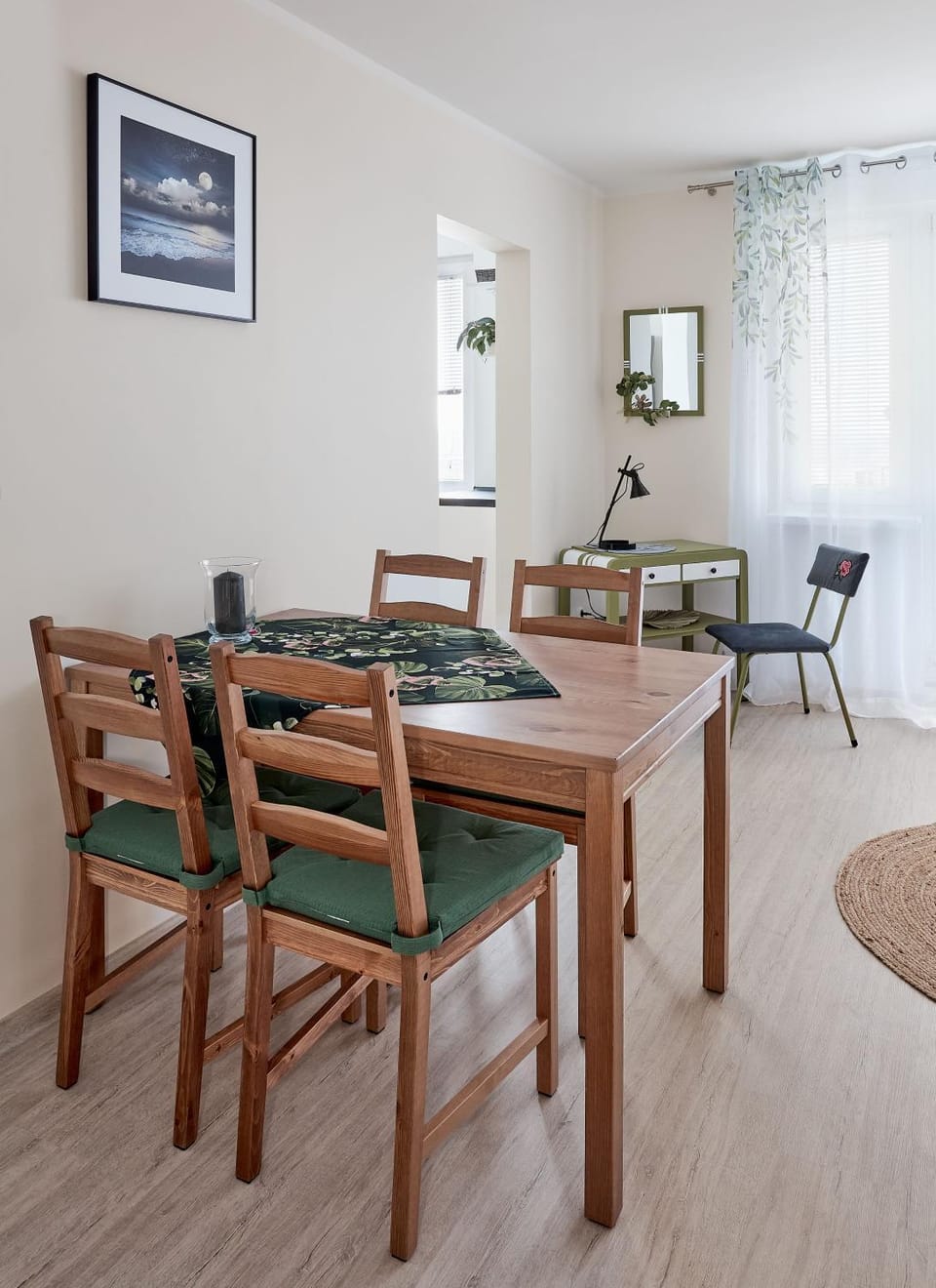 TV and multimedia, Living room, Seating area, Dining area