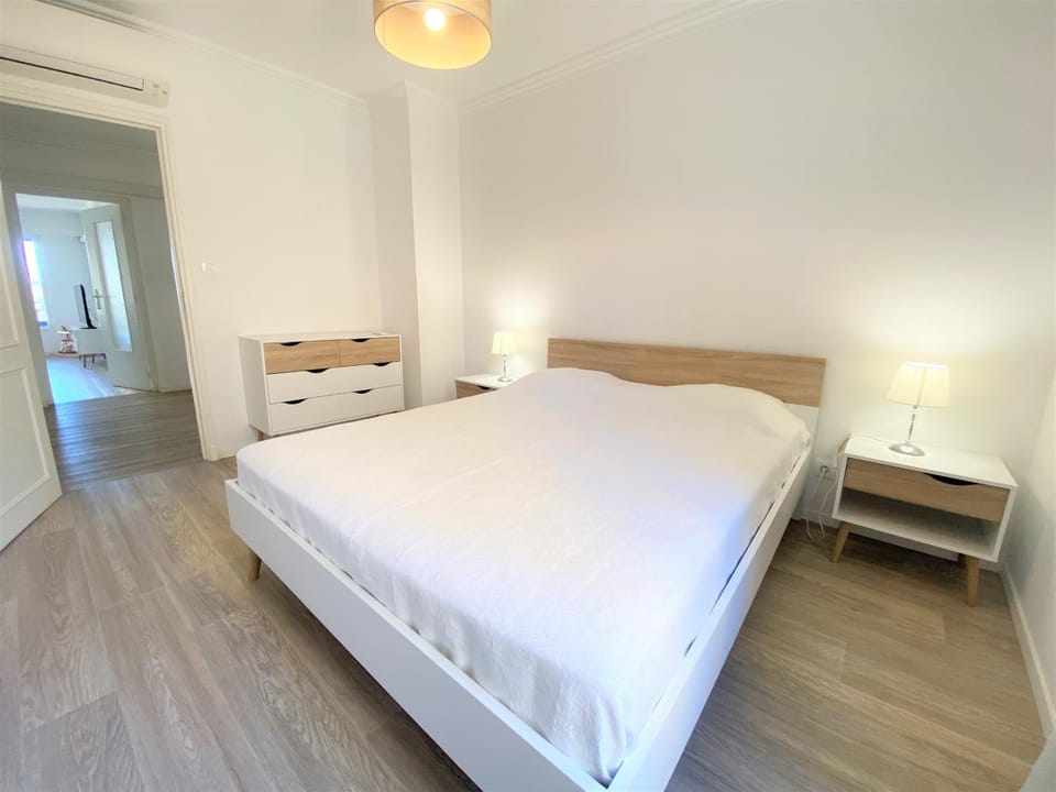 Photo of the whole room, Bedroom