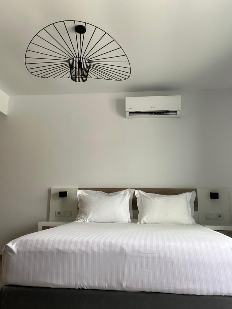 Bed, Photo of the whole room, Bedroom, air conditioner