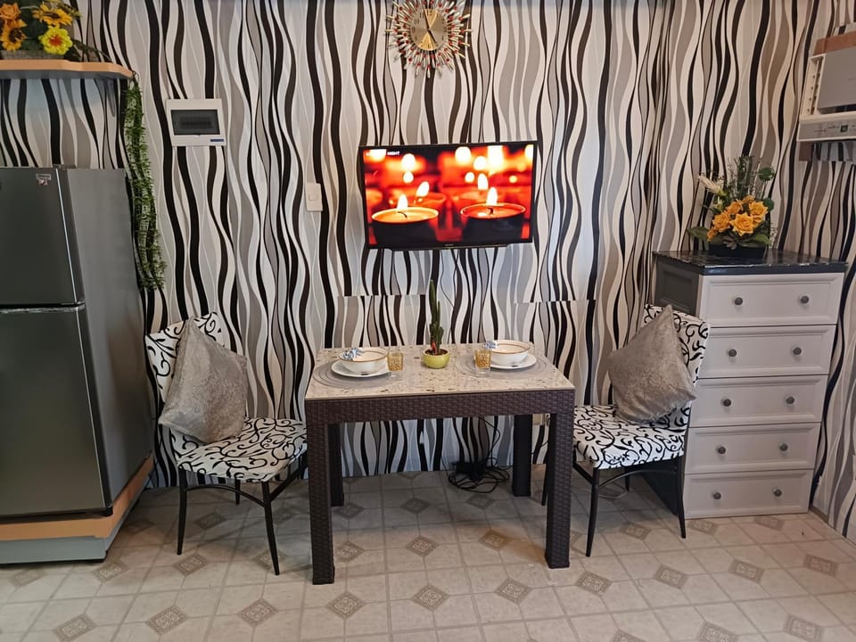 TV and multimedia, Seating area, Dining area, oven