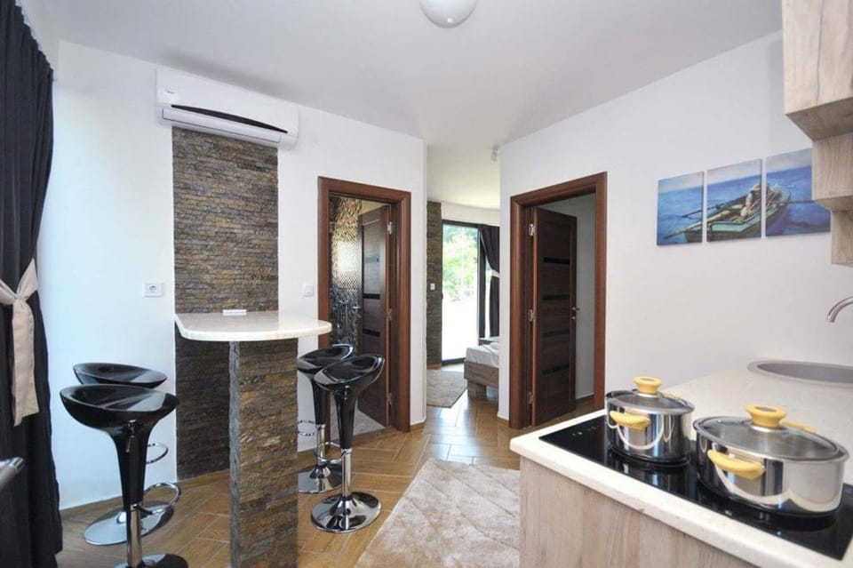 Coffee/tea facilities, Kitchen or kitchenette, Food and drinks, Seating area, Dining area, Food, stove