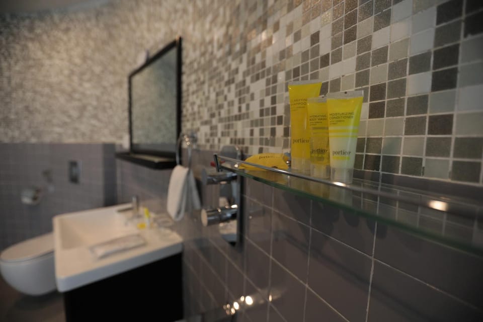 Bathroom, towels