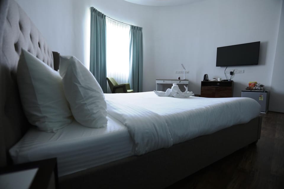 Bed, TV and multimedia, Bedroom