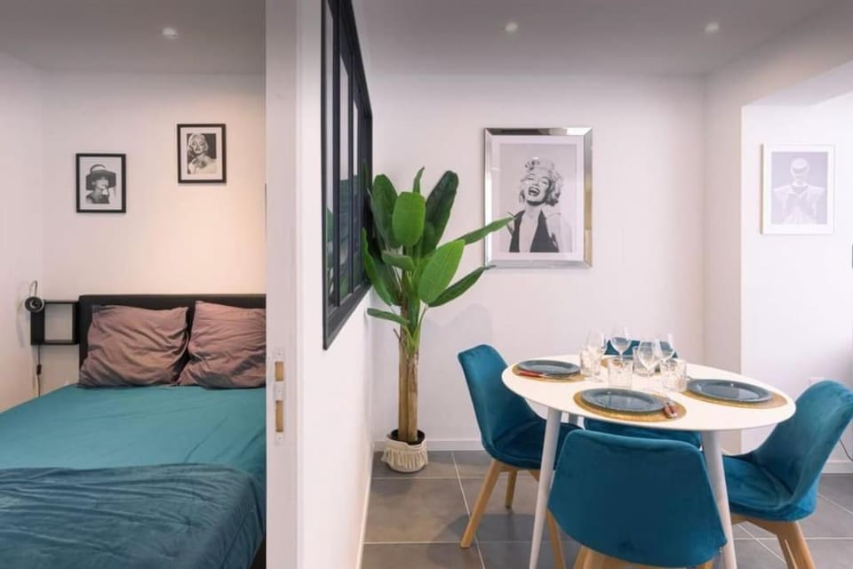 Bed, Seating area, Dining area, Bedroom