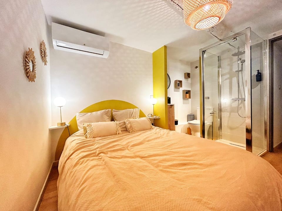 Bed, Photo of the whole room, Bedroom, air conditioner
