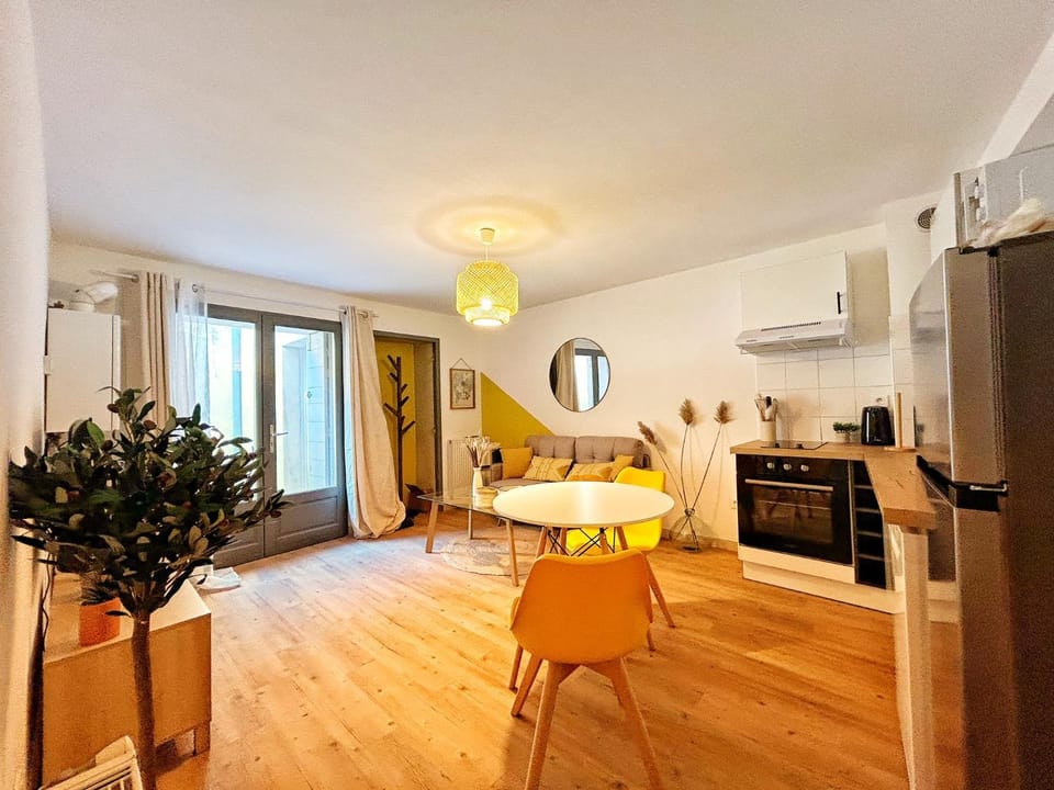 Kitchen or kitchenette, Seating area, Dining area