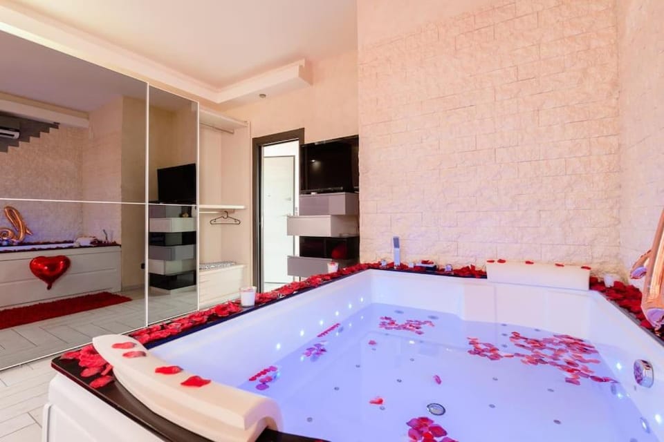 SuiteHouse - With Jacuzzi & All Comfort Apartment in Naples