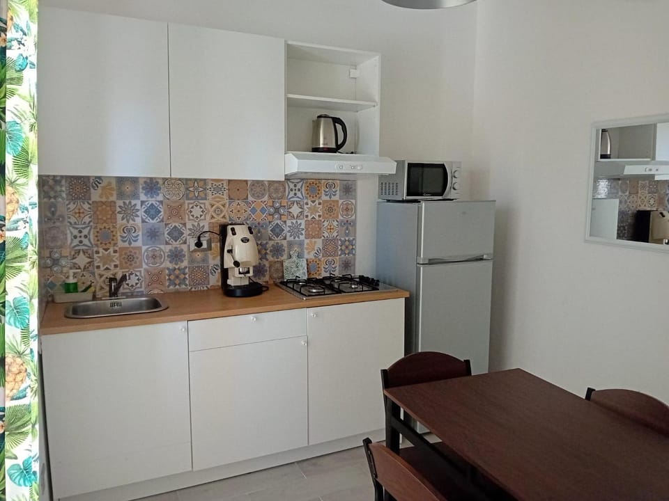 Coffee/tea facilities, Kitchen or kitchenette, minibar, stove
