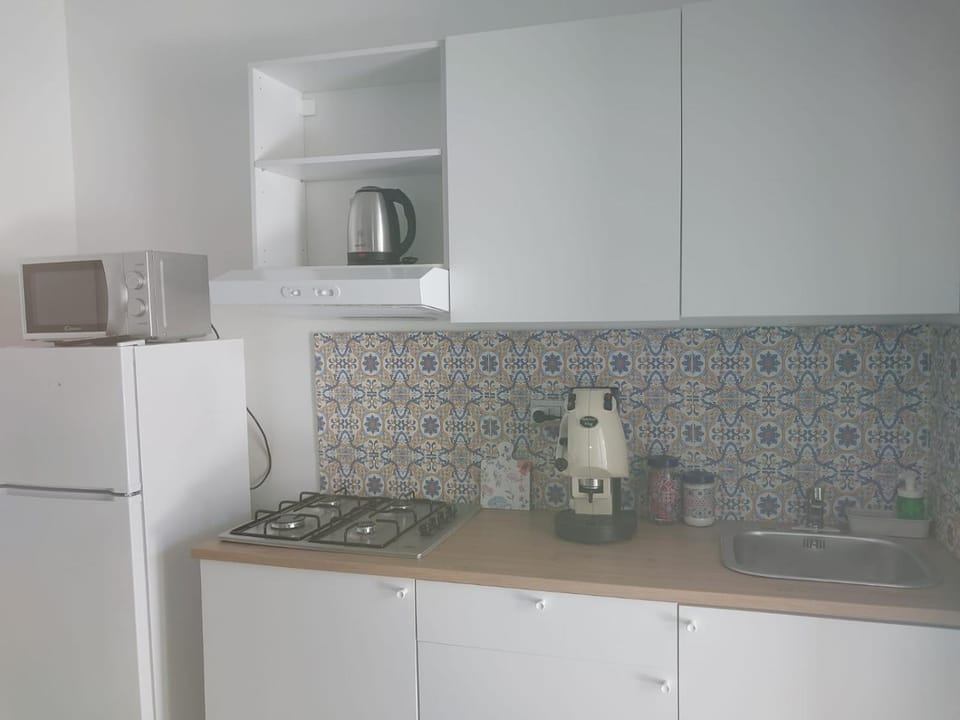 Coffee/tea facilities, Kitchen or kitchenette, minibar, stove