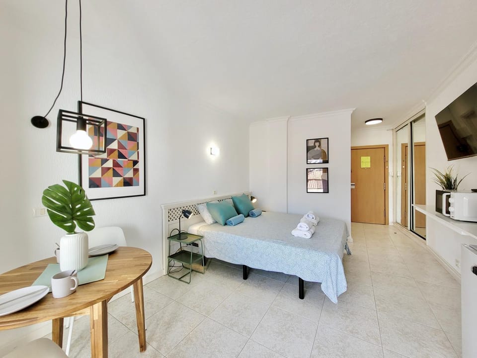 Bed, TV and multimedia, Dining area