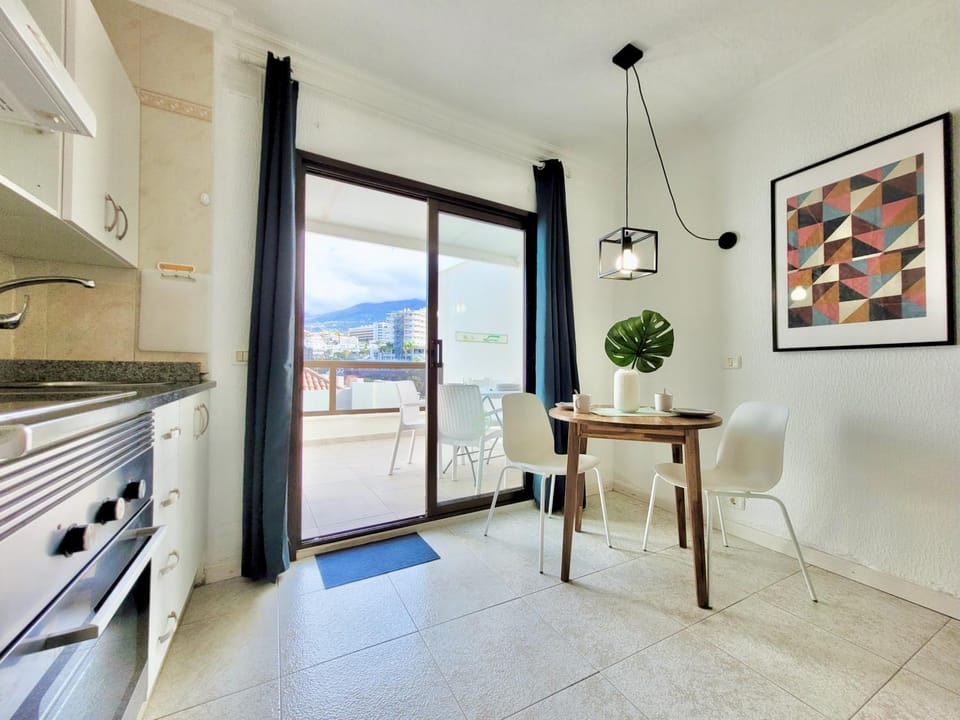 Kitchen or kitchenette, Dining area, pet friendly, stove