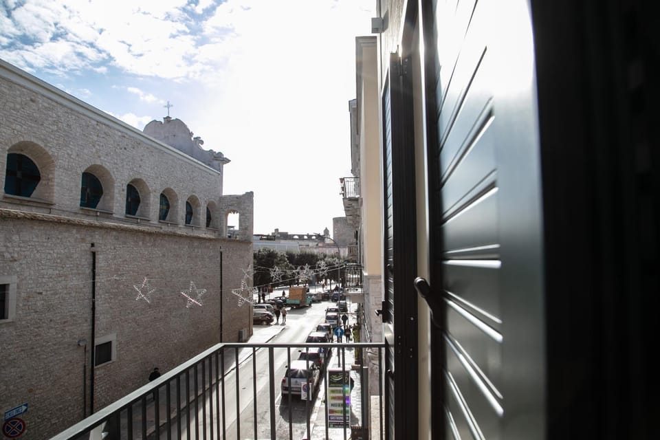 Property building, Bedroom, Street view