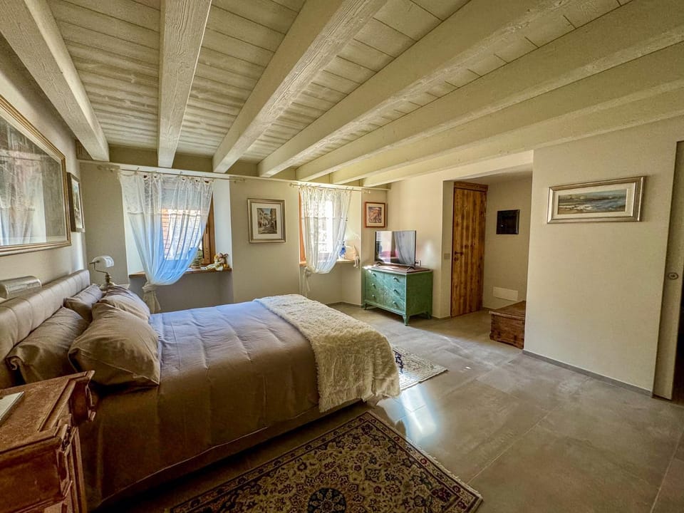 Bed, TV and multimedia, Photo of the whole room