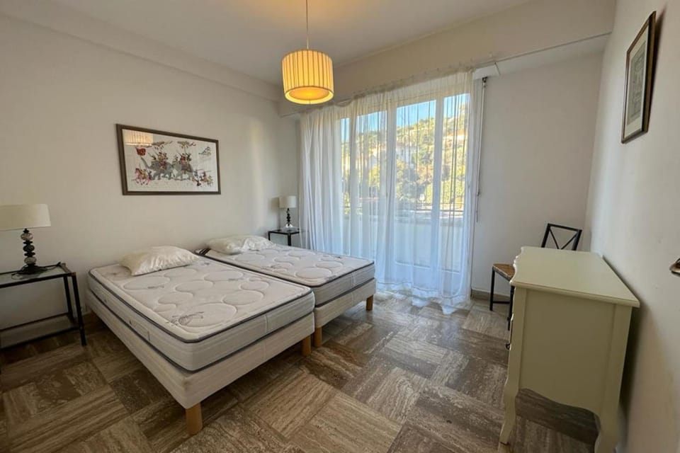Bed, Photo of the whole room, Bedroom, hair dresser, towels