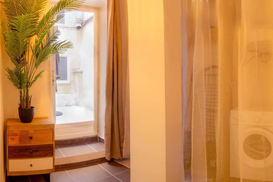 Appartement avec cour privée + clim séjour + wifi Apartment in Avignon