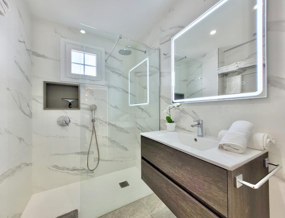 Shower, Restaurant/places to eat, Activities, Bathroom, Photo of the whole room, Hiking, Animals, Animals, Animals, Pets, Pets, Pets, City view, Street view, Area and facilities, Shopping Area, Location, Parking, dishwasher, furniture, hair dryier, heating, internet, oven, pet friendly, pet friendly, storage, towels, wardrobe, washing machine, dryer, elevator, air conditioner