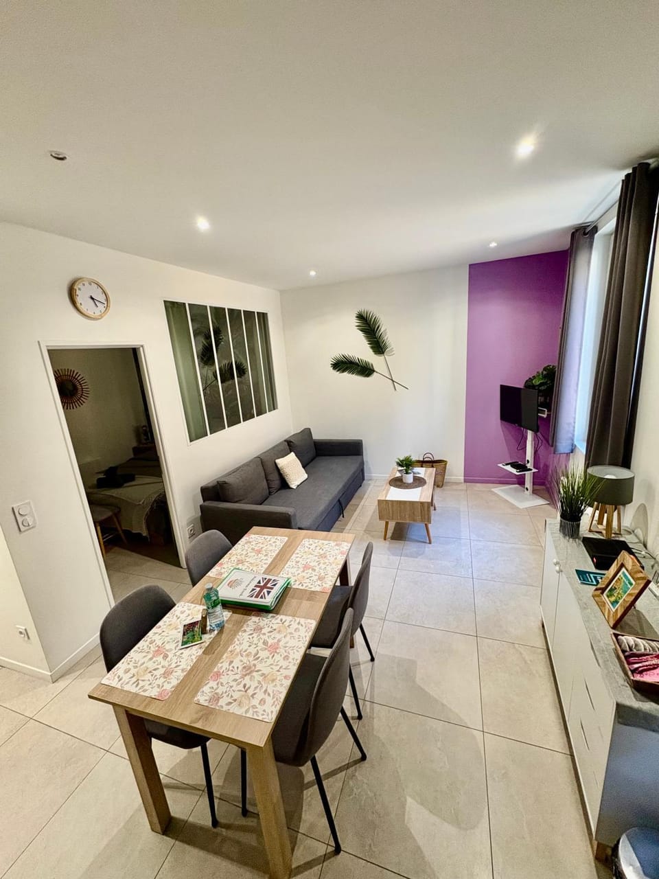 TV and multimedia, Living room, Seating area, Dining area