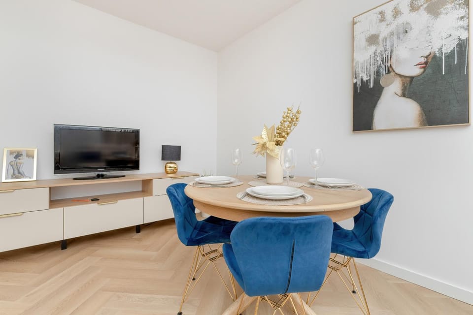 TV and multimedia, Coffee/tea facilities, Living room, Seating area, Dining area, Evening entertainment