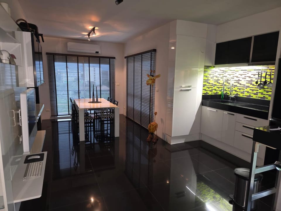 Flame Tree Suite 110 sqm 2-Bedroom Apartment Apartment in Nong Kae