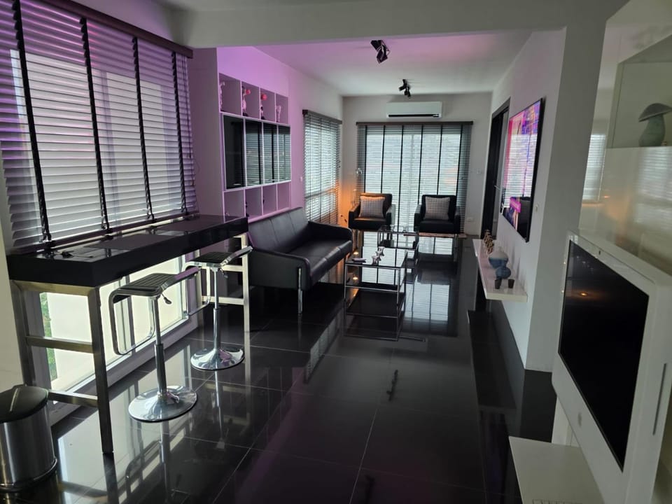 Flame Tree Suite 110 sqm 2-Bedroom Apartment Apartment in Nong Kae