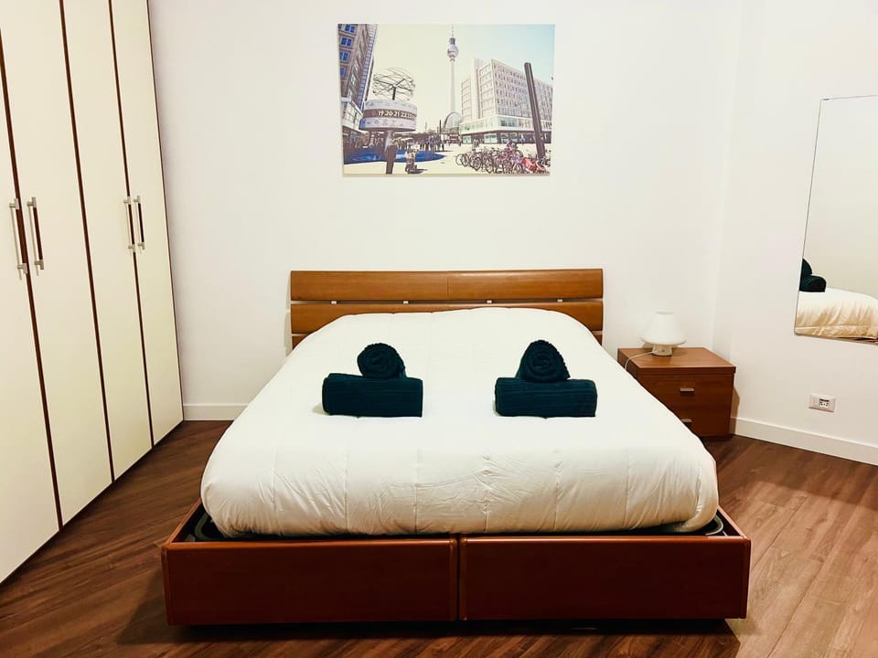 Bed, Photo of the whole room, Bedroom, towels