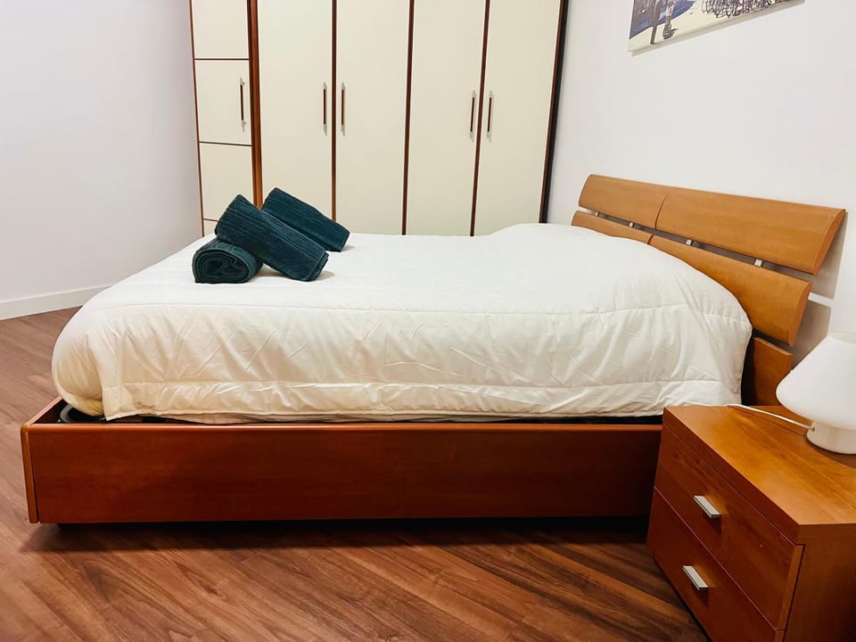 Bed, Photo of the whole room, Bedroom, towels