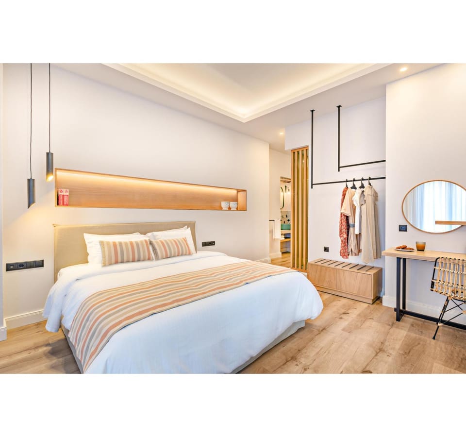 Photo of the whole room, Bedroom