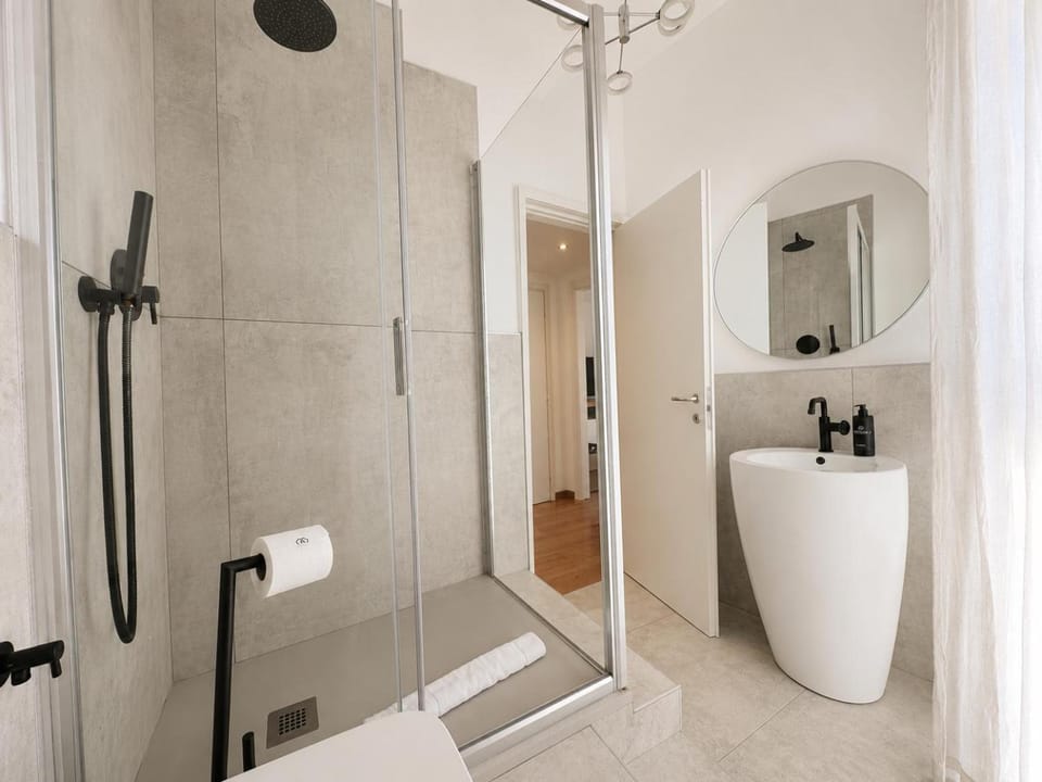 Shower, Toilet, Bathroom, towels