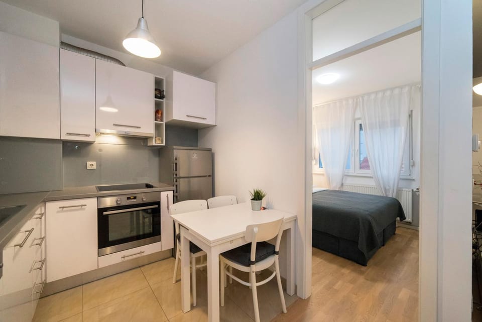 Bed, Kitchen or kitchenette, Dining area, Bedroom, pet friendly, stove