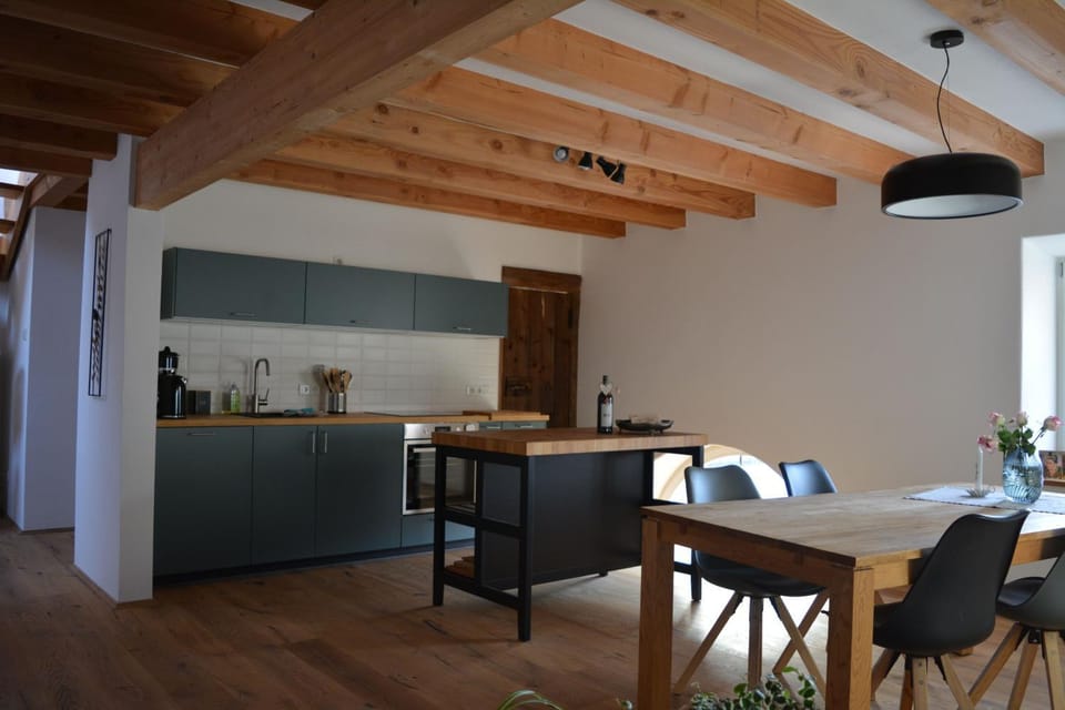 Kitchen or kitchenette, Dining area, pet friendly, stove