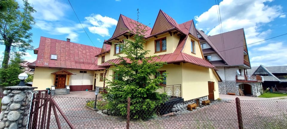 Property building, Day, Neighbourhood