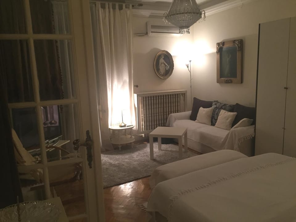Photo of the whole room, Seating area