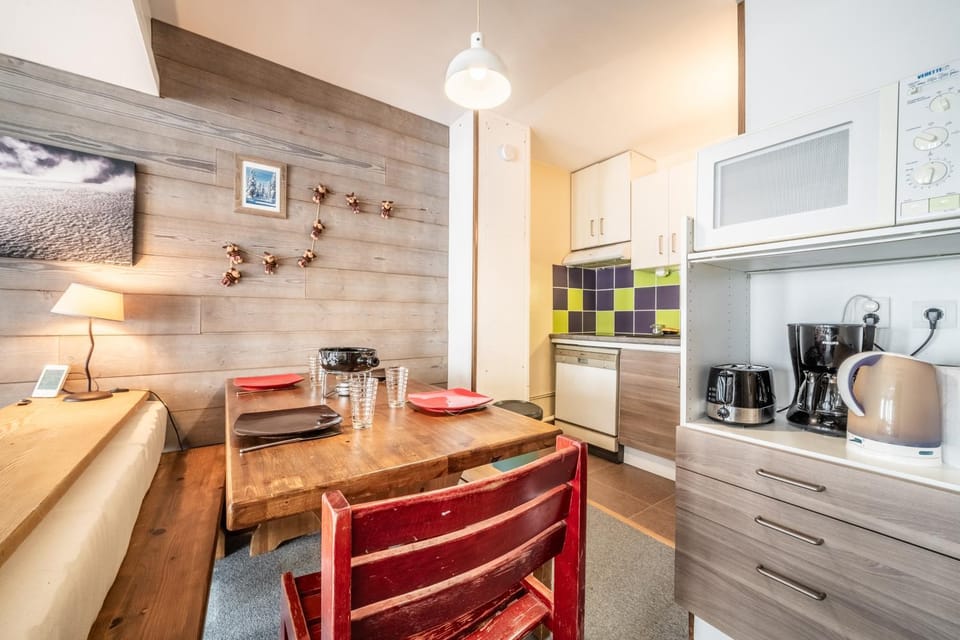 Property building, Kitchen or kitchenette, Living room