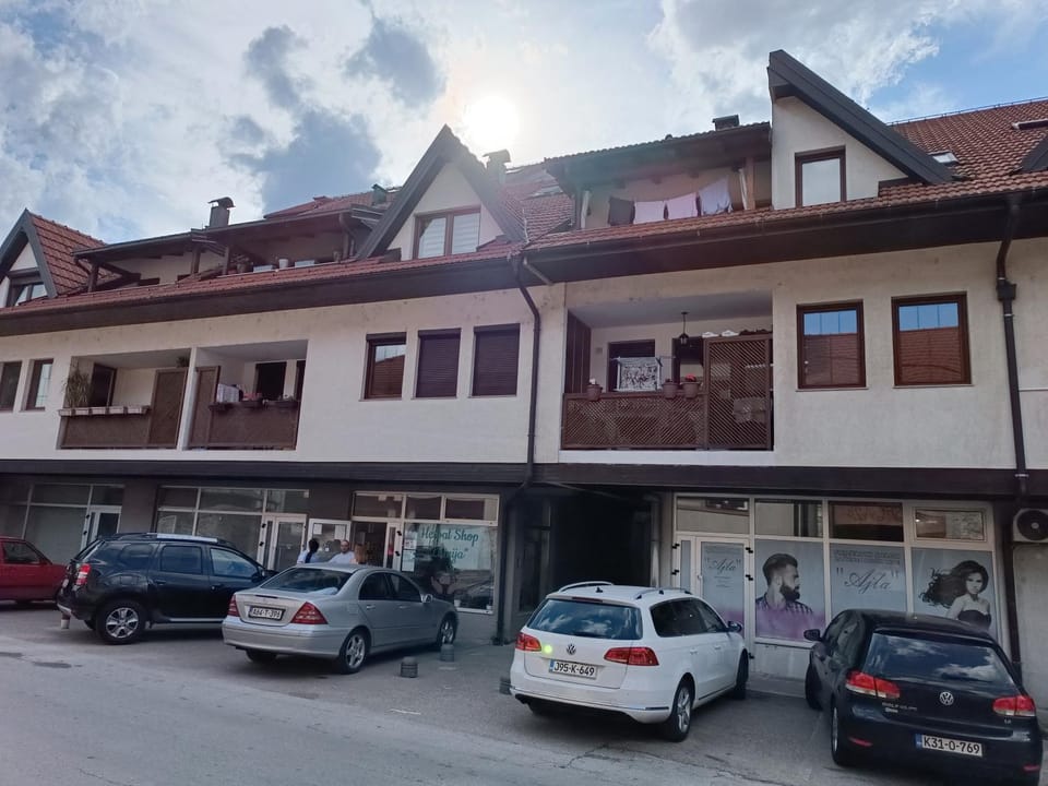 Property building, Day, Neighbourhood, Location, Parking