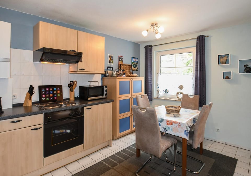 Kitchen or kitchenette, Dining area, minibar, stove