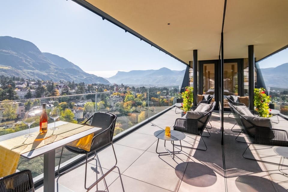 Property building, Balcony/Terrace, Living room