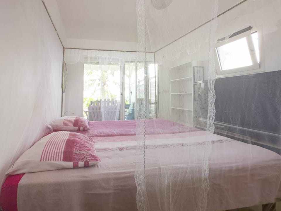 Photo of the whole room, Bedroom, towels