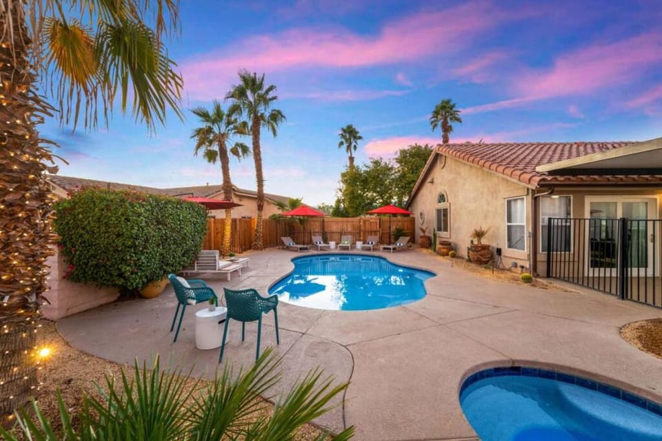 Palm Tree Inn | Gated Pool + Large Backyard [Free Spa Heating + Early Check-In] House in La Quinta