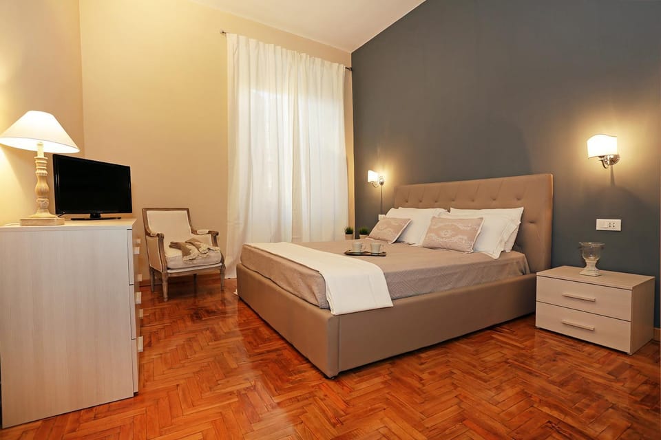 Photo of the whole room, Bedroom