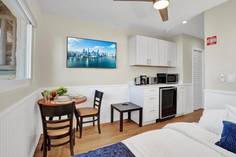 TV and multimedia, Kitchen or kitchenette, Seating area