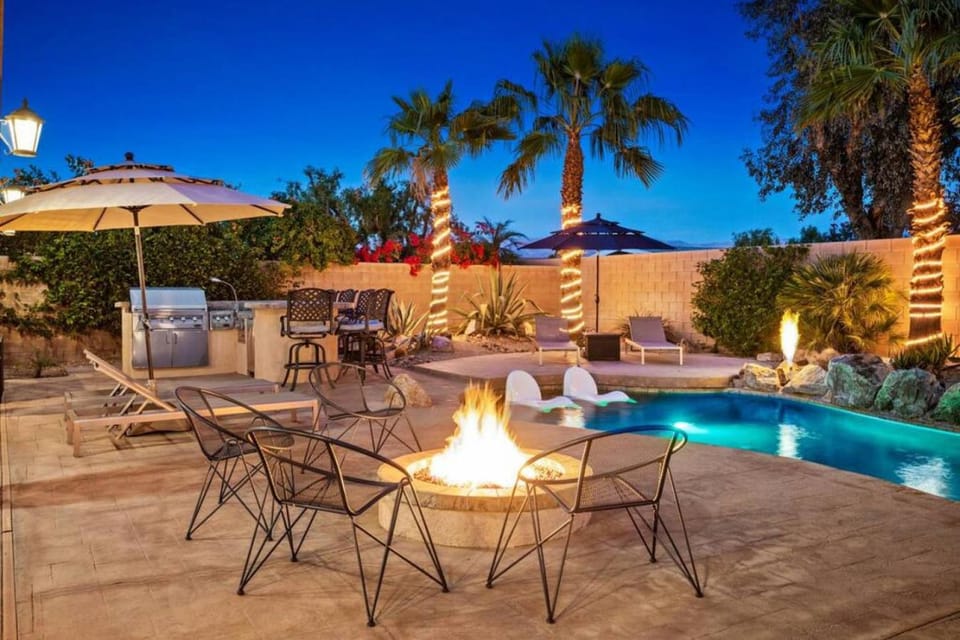 BBQ facilities, Pool view, Swimming pool, fireplace, sunbed