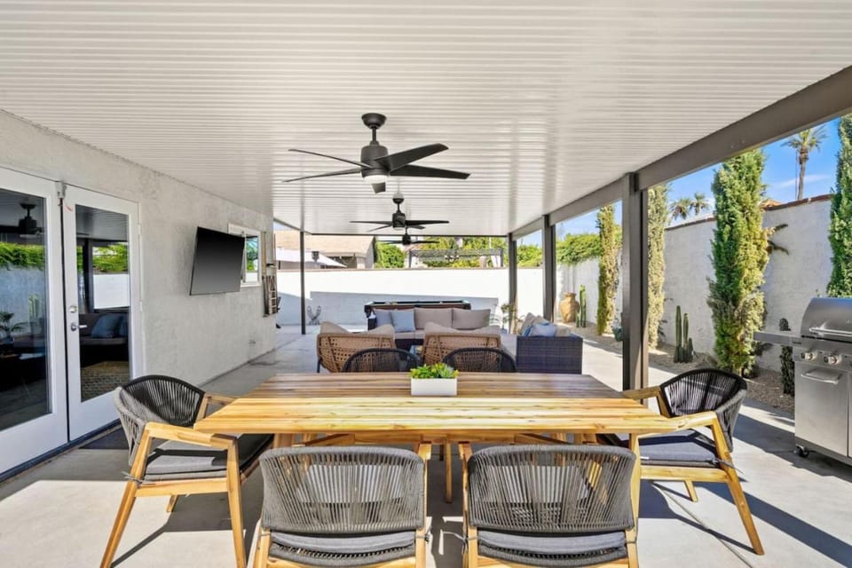 Hidden Gem Retreat With Large Entertainers Backyard House in La Quinta