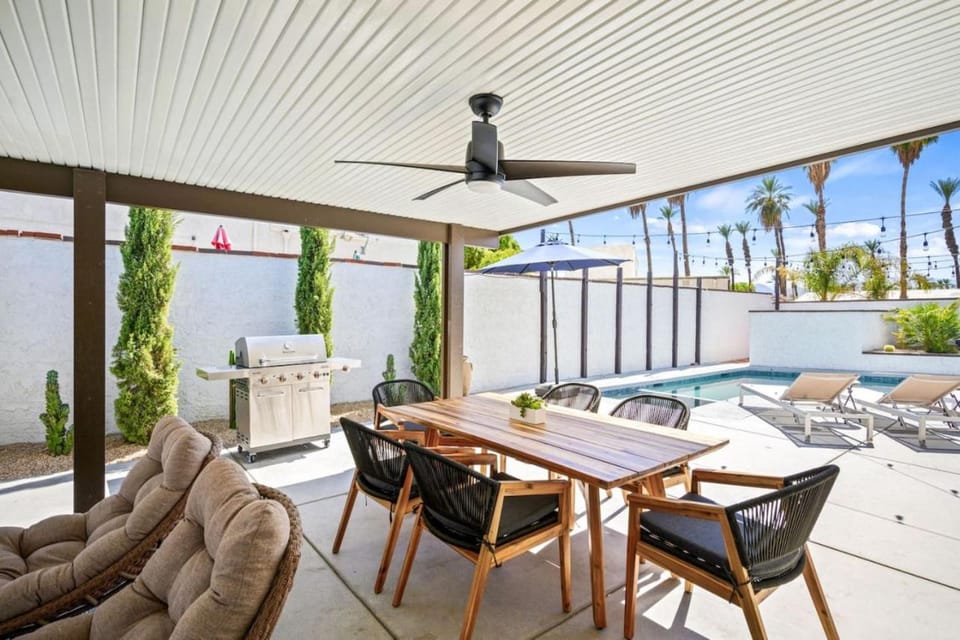 Hidden Gem Retreat With Large Entertainers Backyard House in La Quinta
