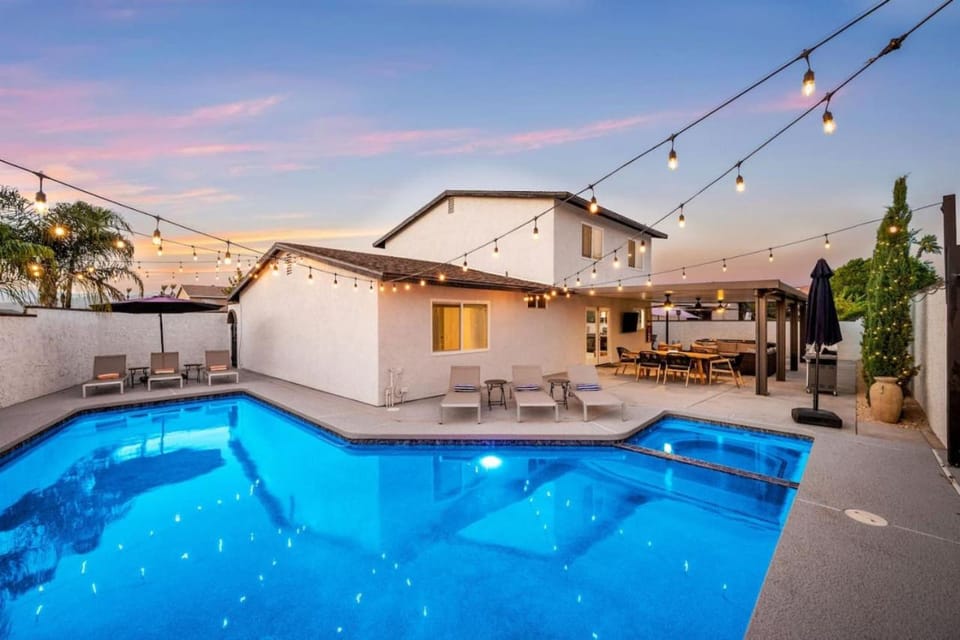 Hidden Gem Retreat With Large Entertainers Backyard House in La Quinta