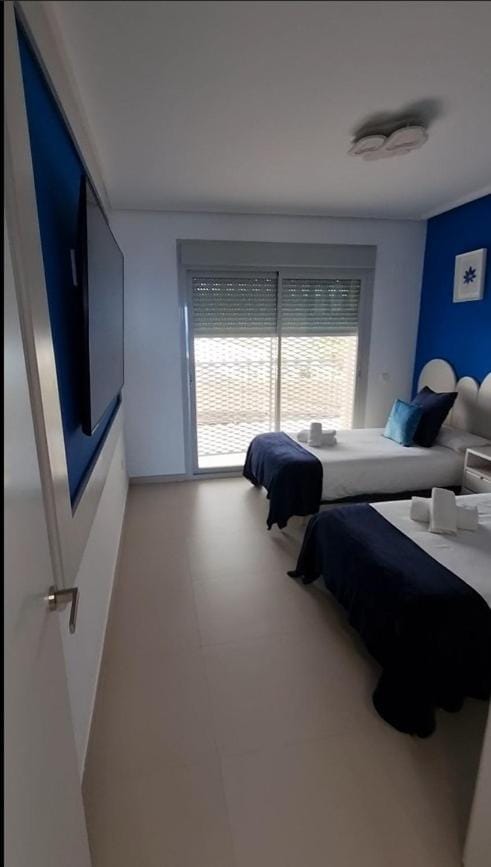 Bed, TV and multimedia, Bedroom