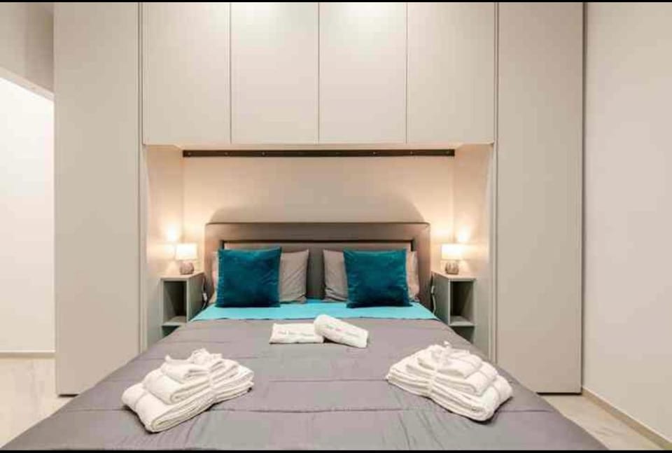 Bed, Bedroom, cot, towels