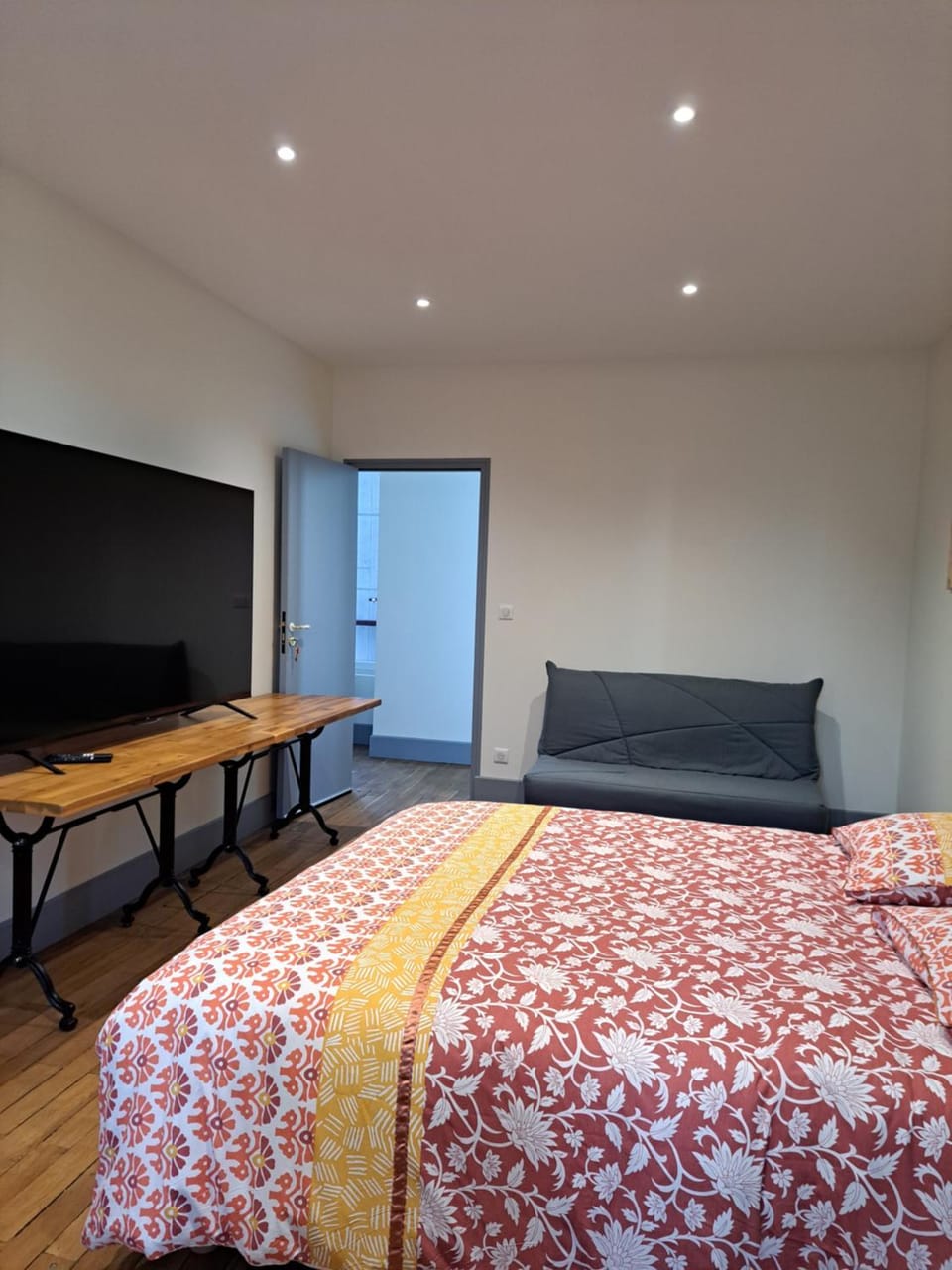 Bed, TV and multimedia, Photo of the whole room, Bedroom, hair dresser