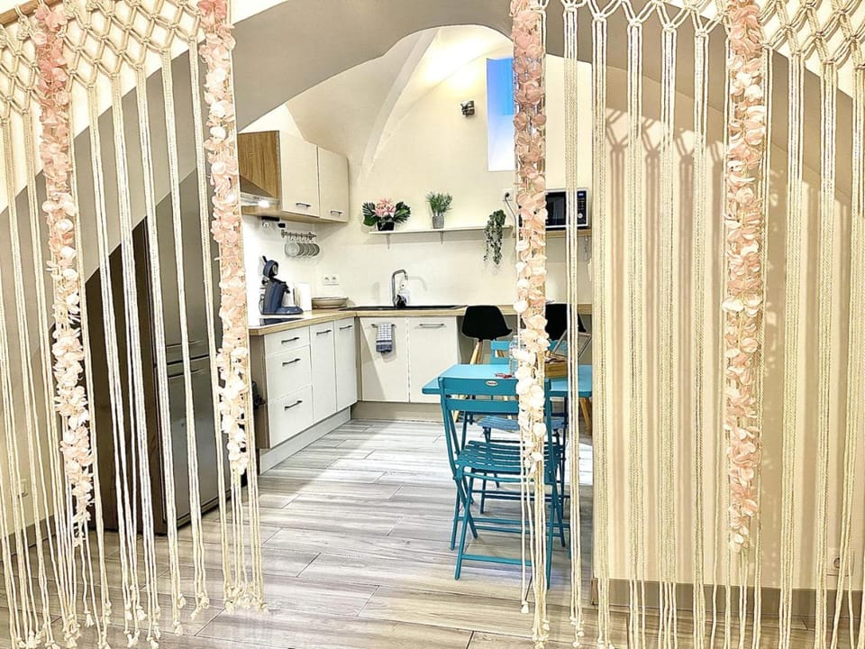 Coffee/tea facilities, Kitchen or kitchenette, Dining area, stove