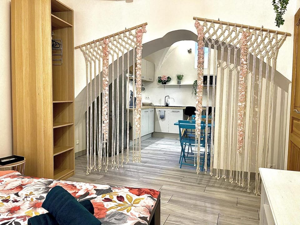 Bed, Kitchen or kitchenette, Living room, Photo of the whole room, Seating area, Dining area, Bedroom, wardrobe